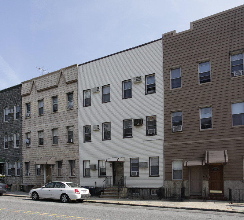 720 Lorimer St in Brooklyn, NY - Building Photo