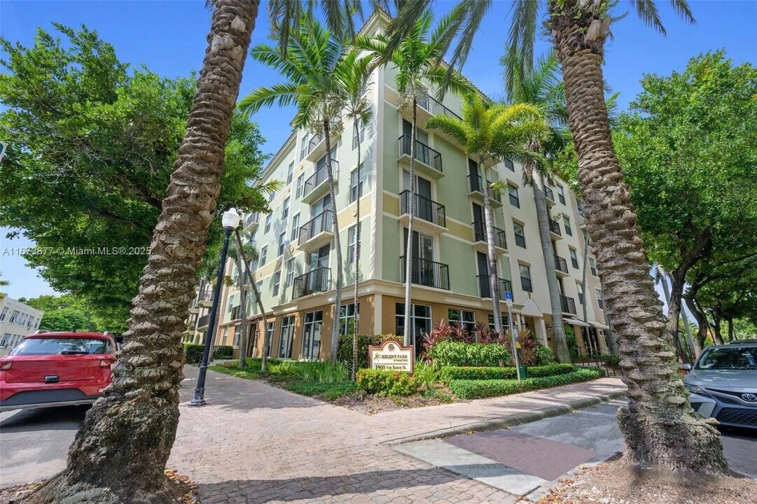 1900 Van Buren St, Unit 206B in Hollywood, FL - Building Photo