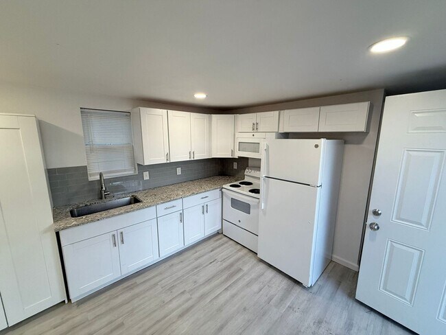 423 E Sears St-Unit -Back House in Denison, TX - Building Photo - Building Photo