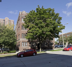 Holland Apartment in Milwaukee, WI - Building Photo - Building Photo