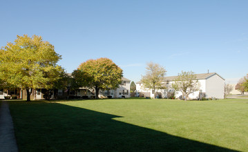 Meadowlark Square in Columbus, OH - Foto de edificio - Building Photo