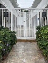 6890 Abbott Ave, Unit 3A in Miami Beach, FL - Building Photo