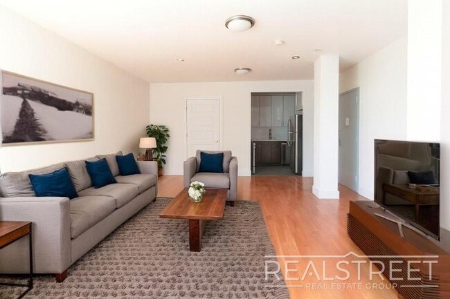LUXURY 2 BED LOFT in Queens! in Queens, NY - Building Photo - Building Photo