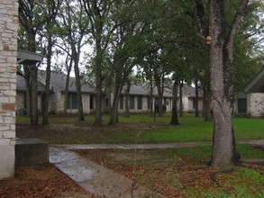 Bluff Manor Apartments in La Grange, TX - Building Photo - Building Photo