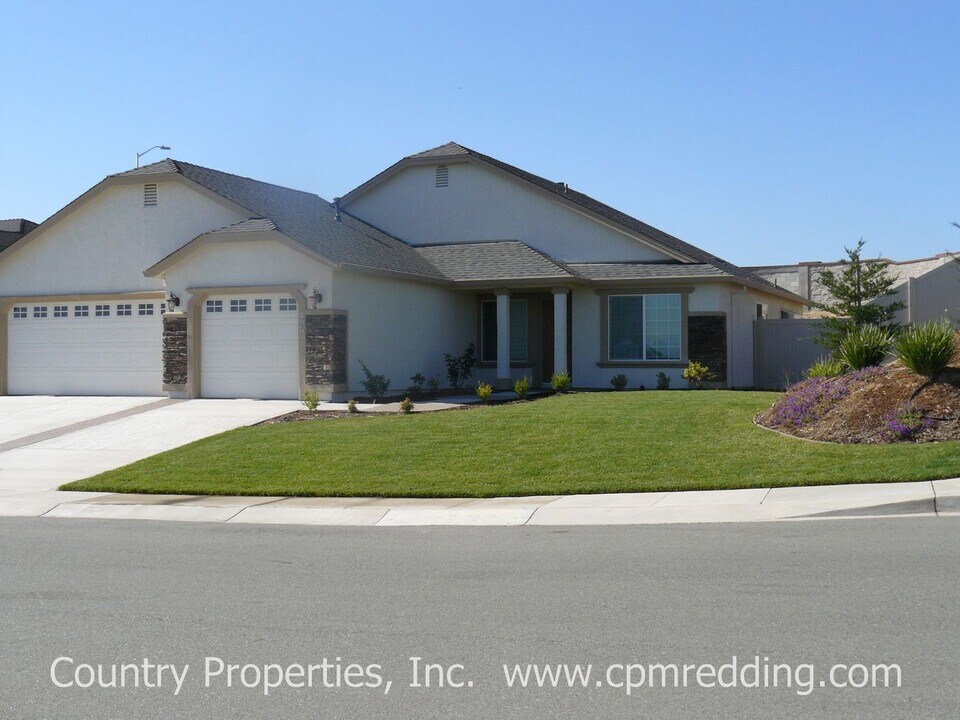498 River Park Dr in Redding, CA - Building Photo