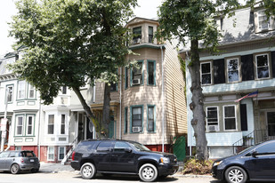586 E 7th St in Boston, MA - Building Photo