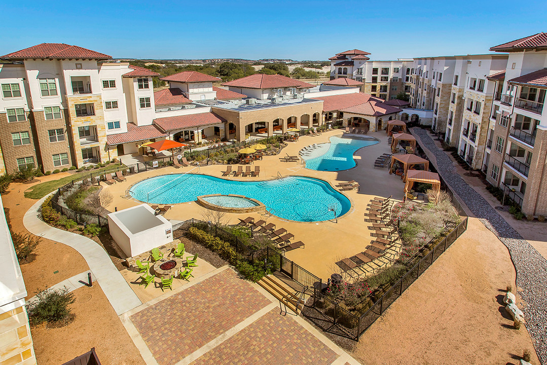 Villas At The Rim in San Antonio, TX - Building Photo