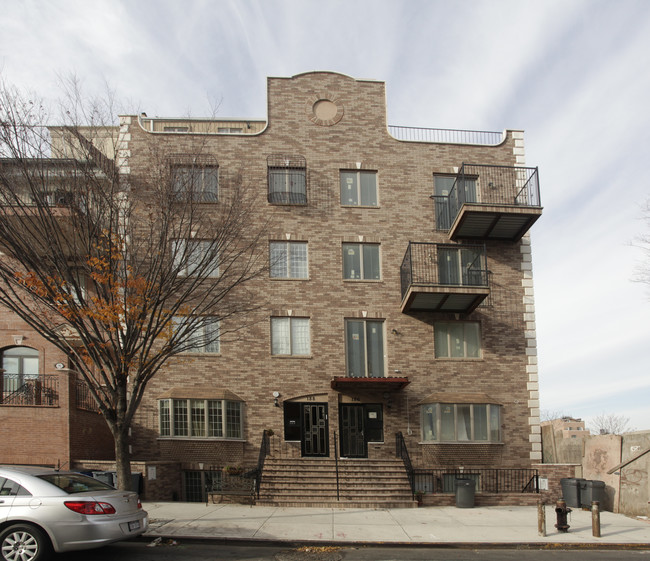 186 Franklin Ave in Brooklyn, NY - Foto de edificio - Building Photo