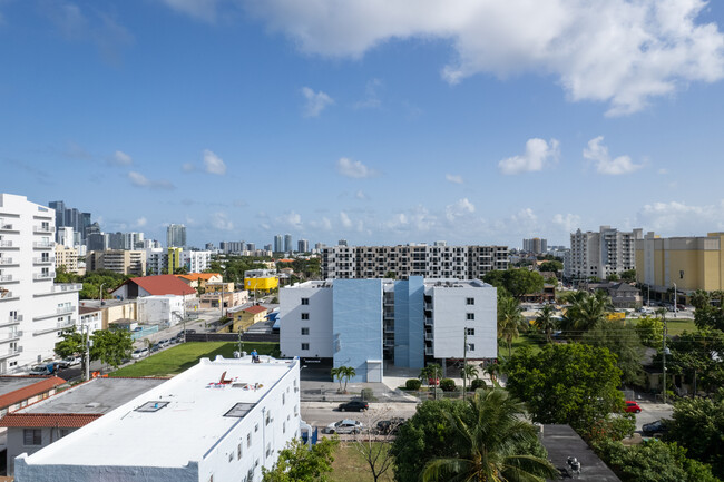 718 NW 1st St in Miami, FL - Foto de edificio - Building Photo