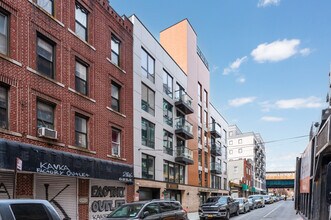 Silver Point Apartments in Woodside, NY - Foto de edificio - Building Photo