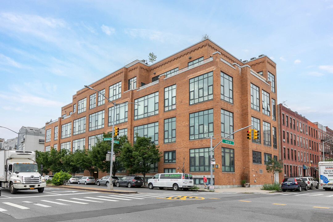 Lofts 305 in Brooklyn, NY - Foto de edificio