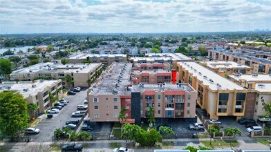 6095 W 18th Ave, Unit 220 in Hialeah, FL - Foto de edificio - Building Photo