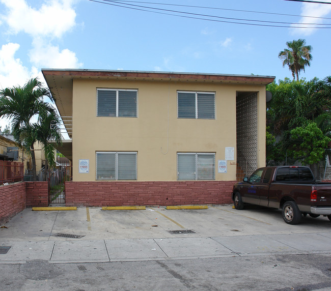 810 SW 3rd St in Miami, FL - Foto de edificio - Building Photo