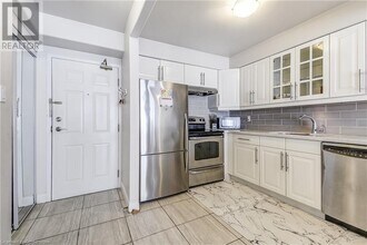1270 Maple Crossing Blvd in Burlington, ON - Building Photo - Building Photo