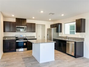 6053 Swift Lariat St in Las Vegas, NV - Building Photo - Building Photo