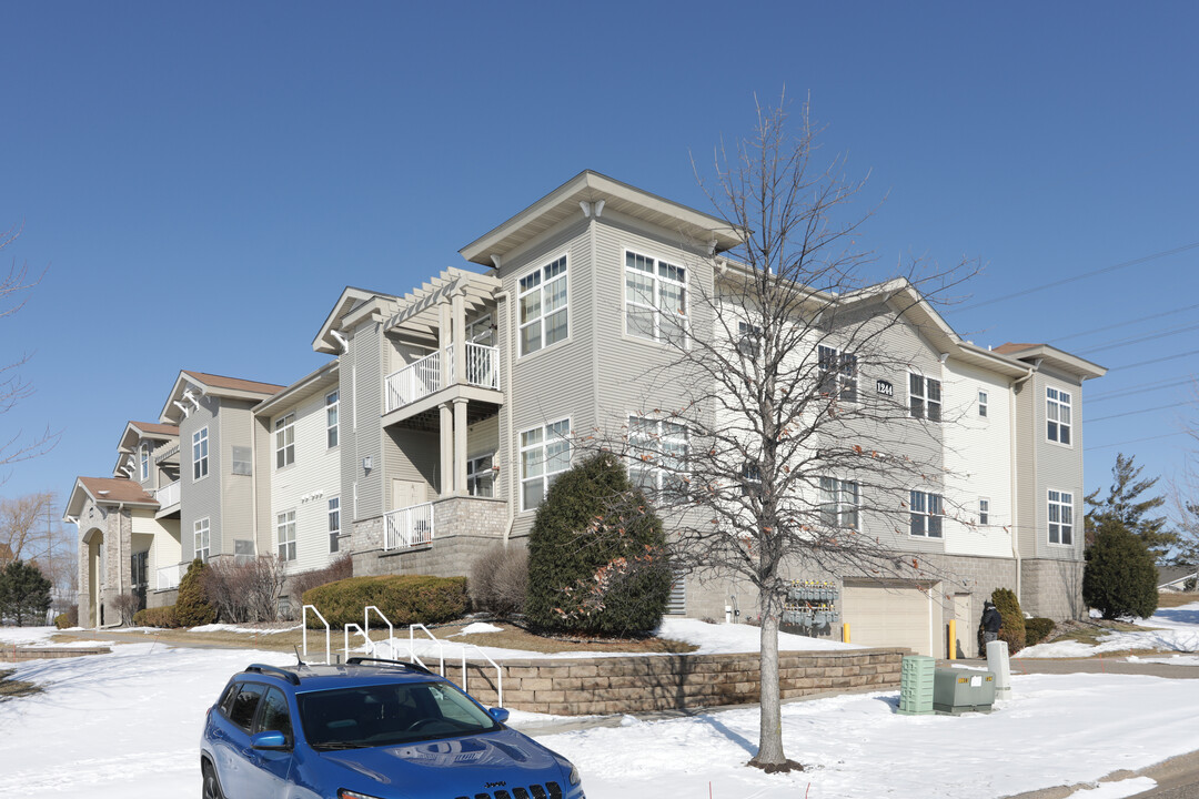 Heritage Square in Maplewood, MN - Building Photo