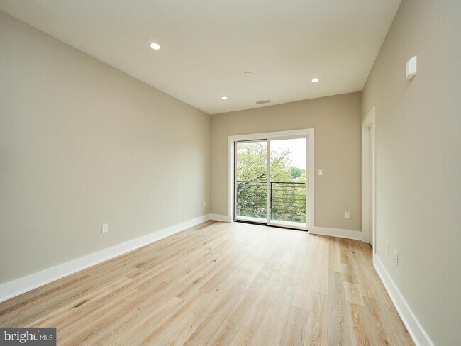 1016 17th Pl NE-Unit -203 in Washington, DC - Building Photo - Building Photo