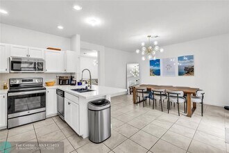 18401 NW 89th Ct in Hialeah Gardens, FL - Building Photo - Building Photo