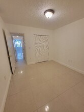 1670 NE 191st St, Unit 28 in Miami, FL - Building Photo - Building Photo