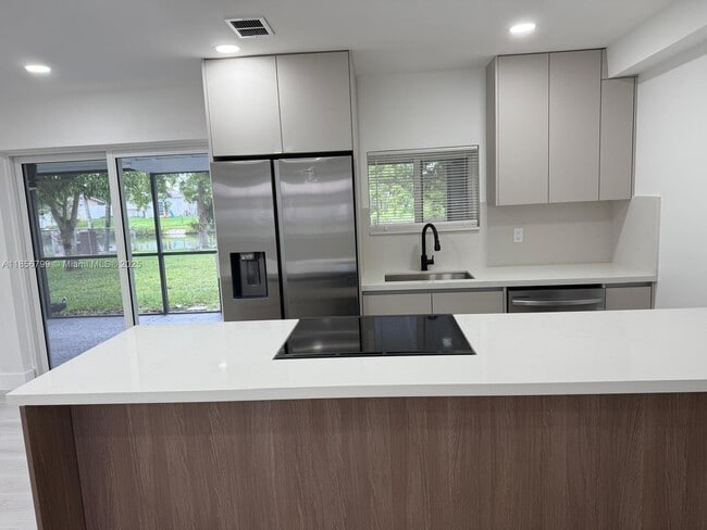 5023 SW 93rd Ave in Cooper City, FL - Building Photo - Building Photo