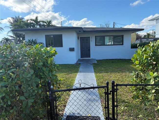 490 NE 170th St in North Miami Beach, FL - Building Photo - Building Photo