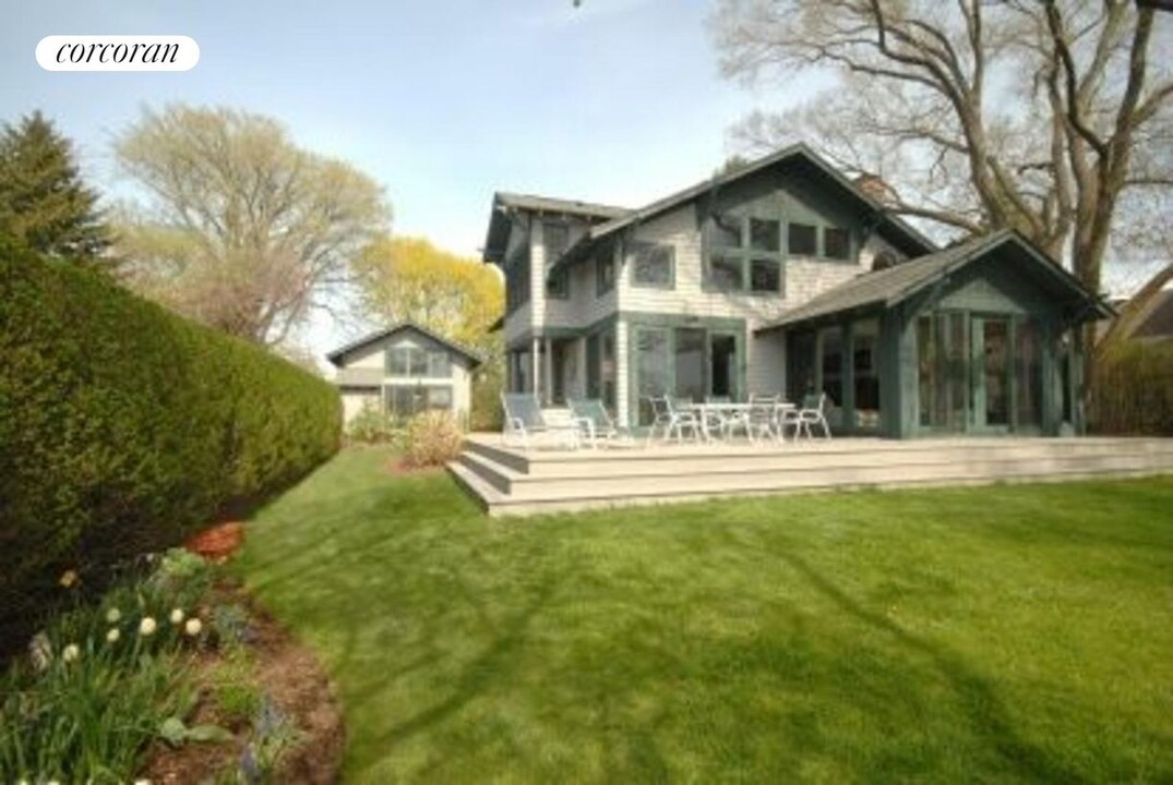 4 Bay Ave in Shelter Island, NY - Building Photo