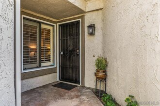 12012 Royal Birkdale Row in San Diego, CA - Foto de edificio - Building Photo