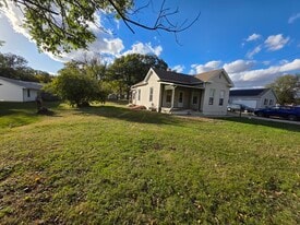 1020 S Locust St in Carlinville, IL - Building Photo