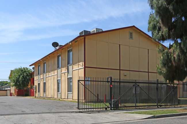 Huntington Court Apartments in Fresno, CA - Building Photo - Primary Photo