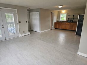 4 E Newberry Rd in Bloomfield, CT - Building Photo - Building Photo