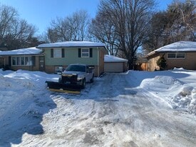 2541 Bittersweet Ln in St. Paul, MN - Building Photo