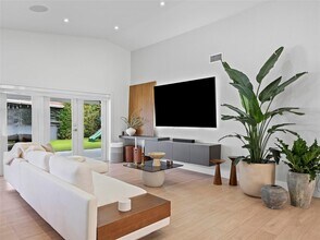 7753 NW 189th St in Hialeah, FL - Foto de edificio - Building Photo