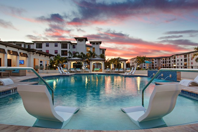 Sanibel Straits in Ft. Myers, FL - Foto de edificio - Building Photo