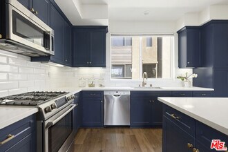 13151 Victory Blvd in Los Angeles, CA - Building Photo - Building Photo