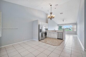 2437 S Coral Trace Cir in Delray Beach, FL - Foto de edificio - Building Photo