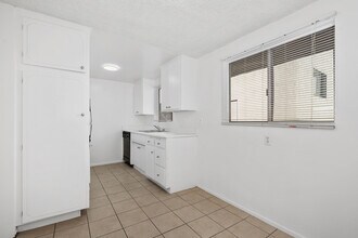 11661 Goshen Ave in Los Angeles, CA - Foto de edificio - Building Photo