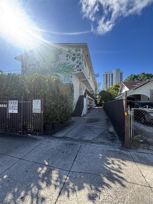 560 NW 1st St in Miami, FL - Building Photo - Building Photo