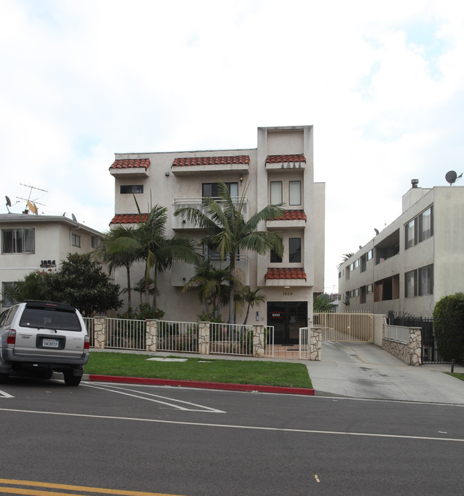 1850 Winona Blvd in Los Angeles, CA - Foto de edificio - Building Photo