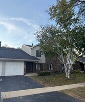630 Cross Creek Dr N in Roselle, IL - Building Photo