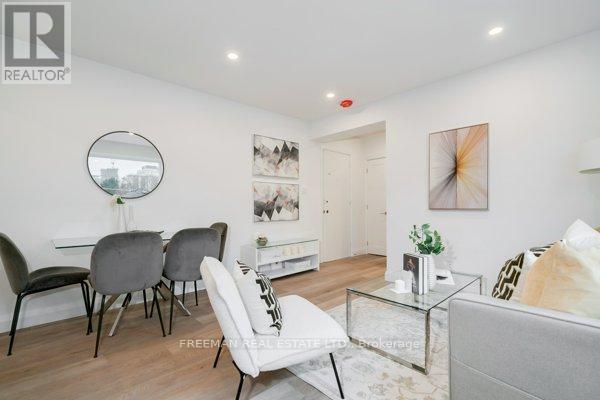 2707 Yonge St in Toronto, ON - Building Photo - Building Photo