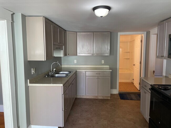 6 York St, Unit # 2 in Augusta, ME - Building Photo - Building Photo
