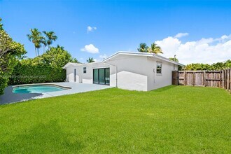 20515 NE 19th Ct in Miami, FL - Foto de edificio - Building Photo
