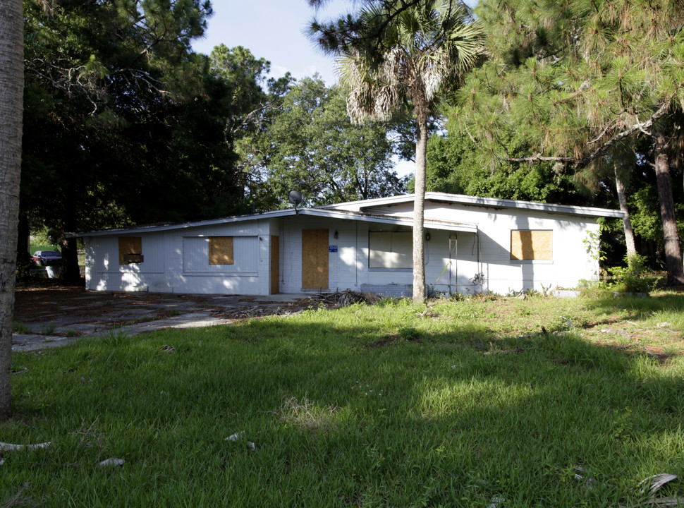 1549 Violet Ave in Titusville, FL - Foto de edificio