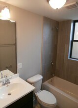 2450 W Albion Ave, Unit 2E in Chicago, IL - Building Photo - Building Photo