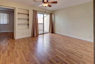 4952 N Hemingway Cir in Margate, FL - Building Photo - Building Photo