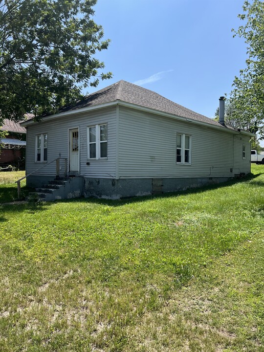 1506 E Main St in West Frankfort, IL - Building Photo