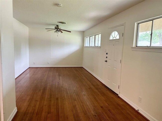 107 Poinsettia St in Lake Jackson, TX - Building Photo - Building Photo