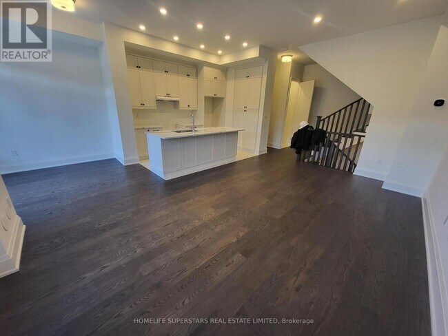 3321 Taha Gdns in Oakville, ON - Building Photo - Building Photo