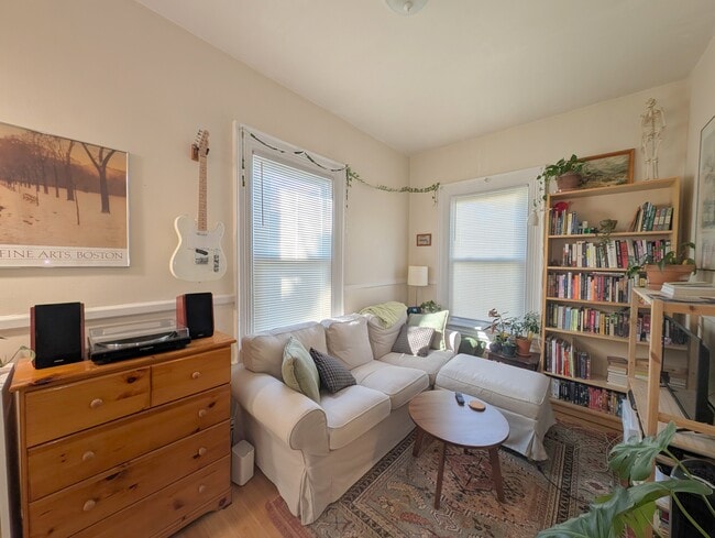 2 Evergreen Sq, Unit 1, Unit 1