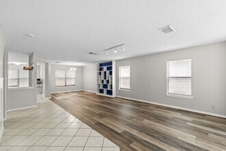 2312 Newoak Park in San Antonio, TX - Foto de edificio - Building Photo